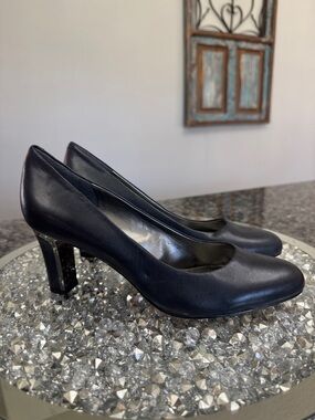 Michael Shannon Navy Leather kitten Heel Pumps with gunmetal accent heels
